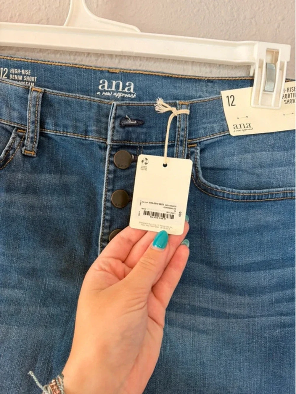 NWT a.n.a high-rise shortie short size 12. 3.5in short. $35 retail